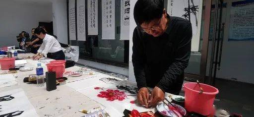 興安盟文聯(lián)“雙十百千”文藝志愿服務(wù) 以多彩創(chuàng)作點(diǎn)亮群眾生活